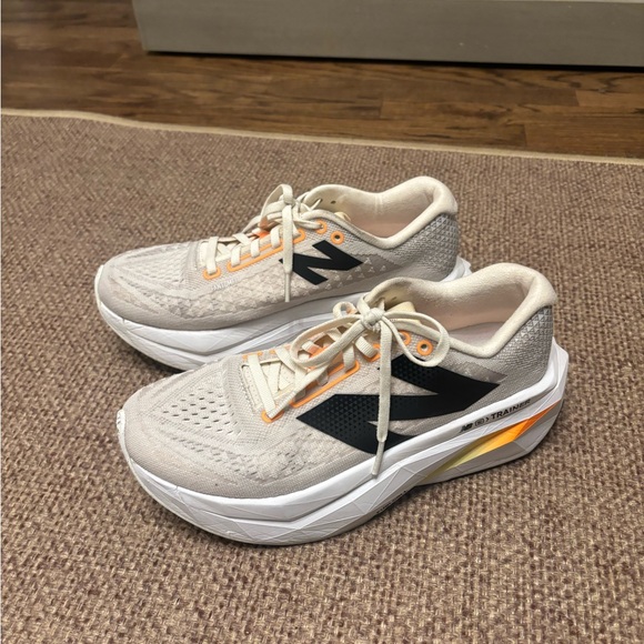 New Balance Fuel Cell Supercomp Trainer- LIKE NEW - Picture 4 of 7